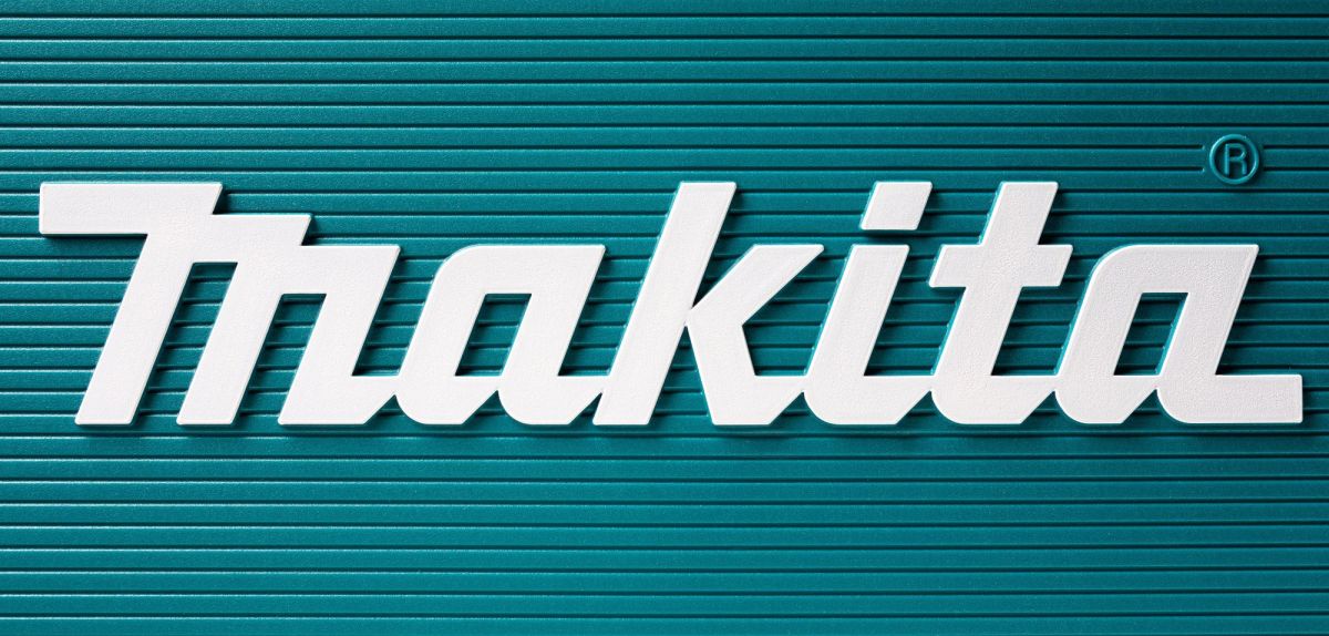 Makita-Logo auf türkisem Hintergrund.