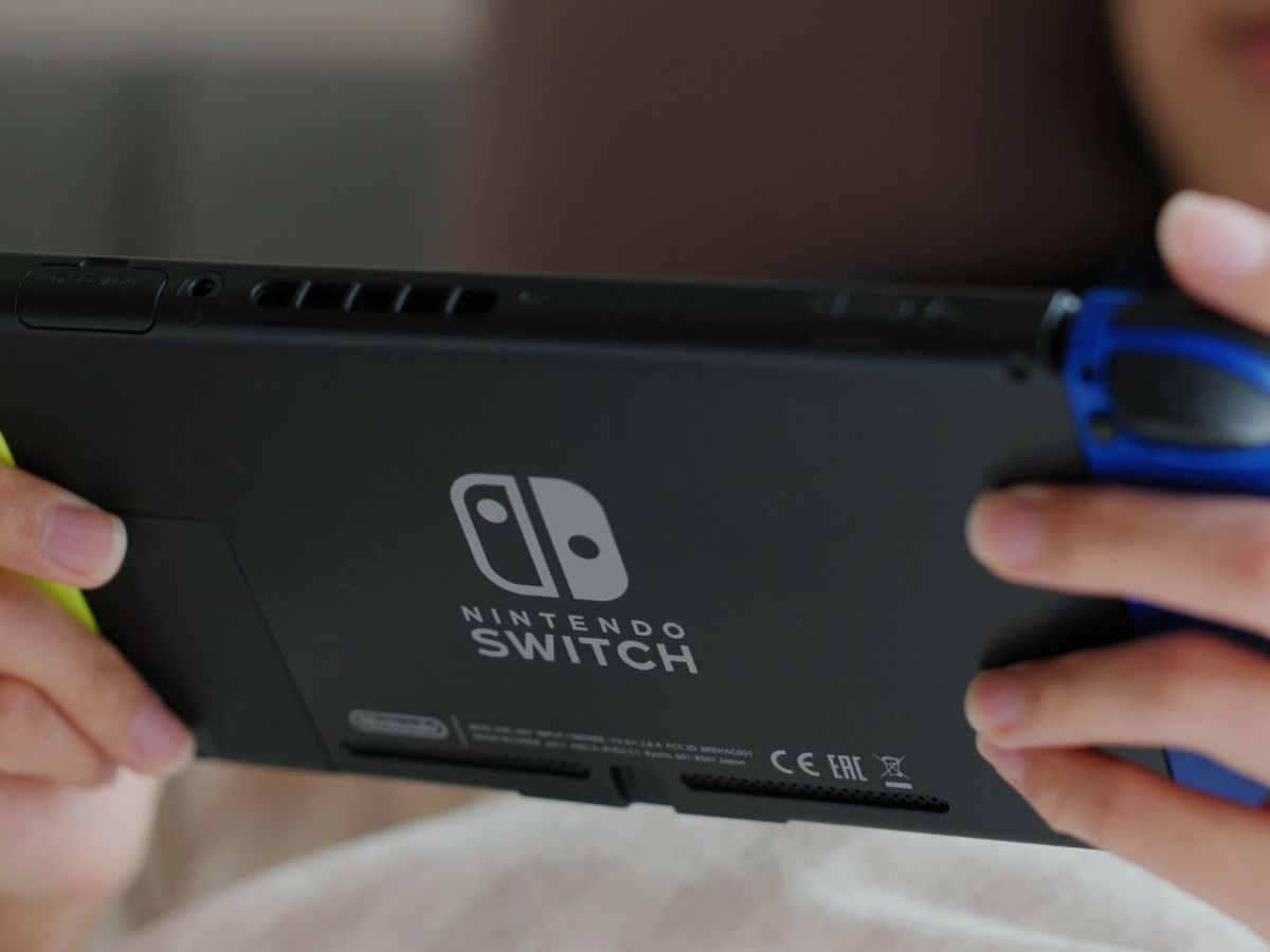Kind hält Nintendo Switch in der Hand.