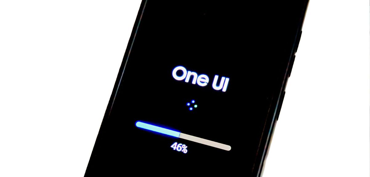 One UI lädt auf einem Smartphone.