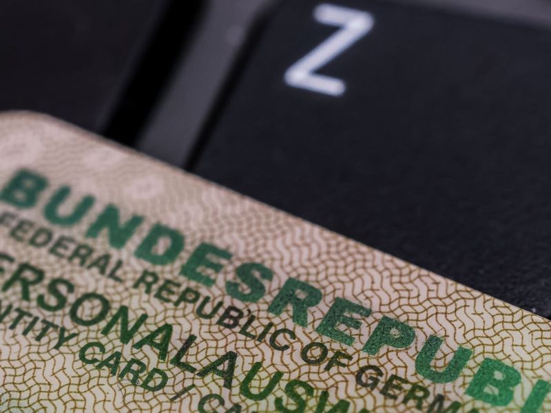 Nahaufnahme eines deutschen Personalausweises