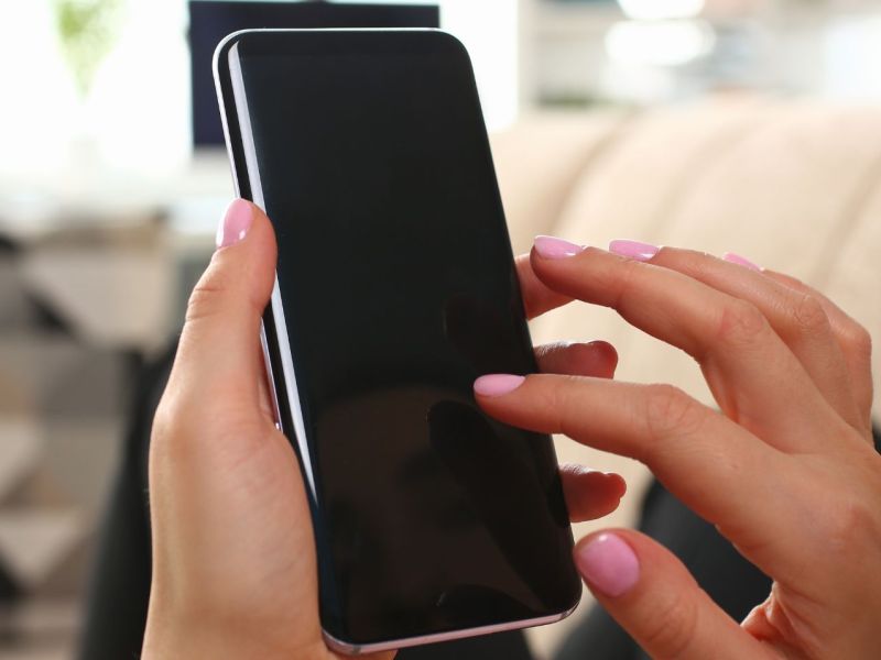 Person tippt auf den Bildschirm eines Samsung-Handys.