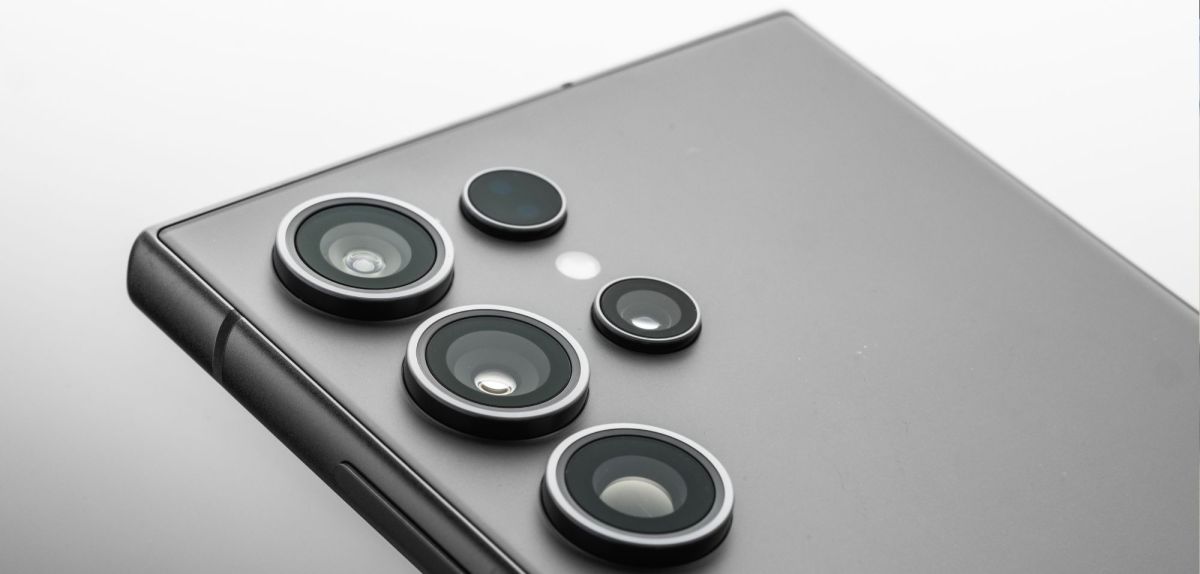 Rückseite eines Samsung Galaxy S25.