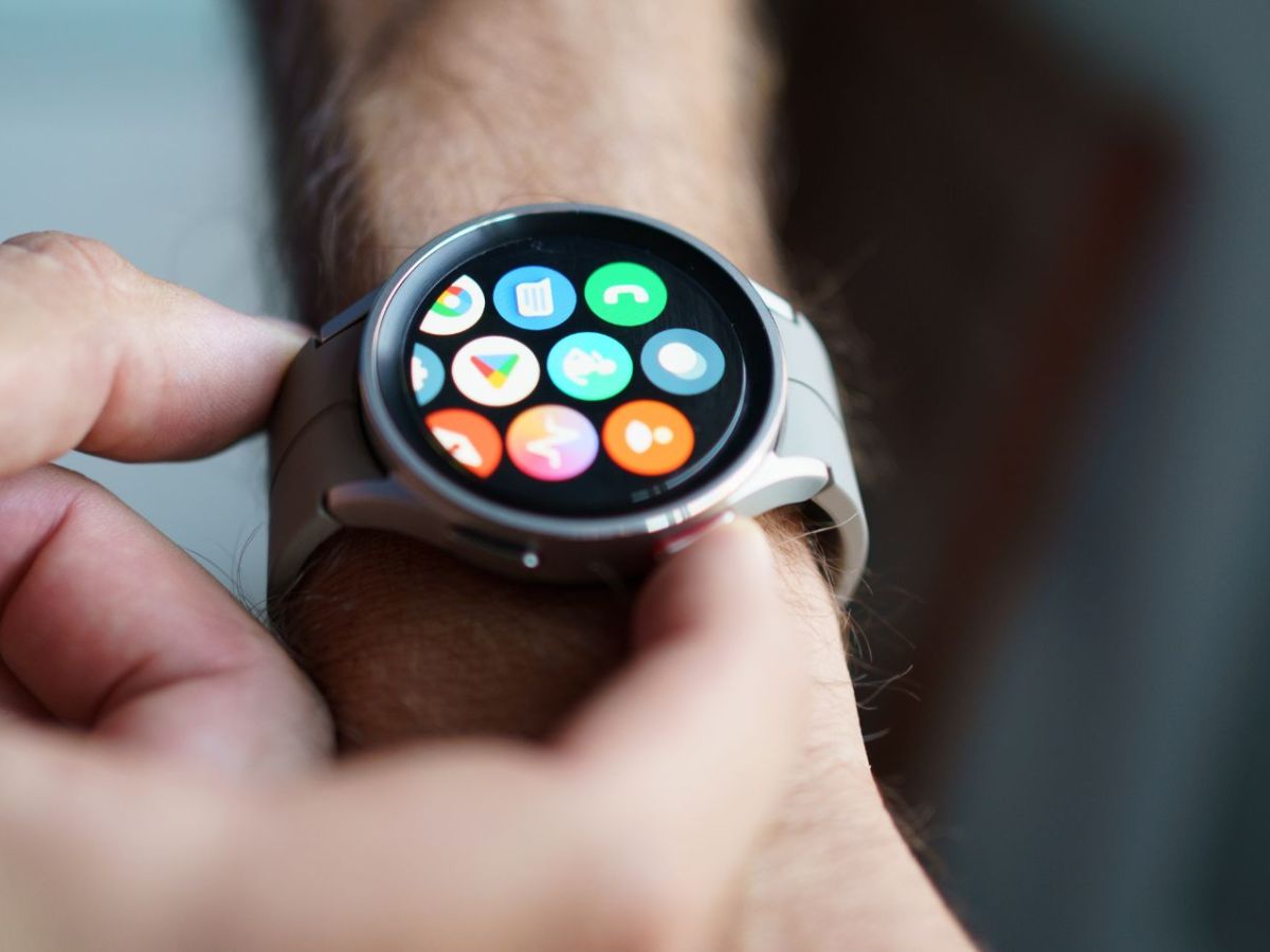 Person bedient Samsung Galaxy Watch am Handgelenk.