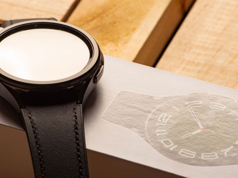 Samsung Galaxy Watch liegt auf einer Verpackung