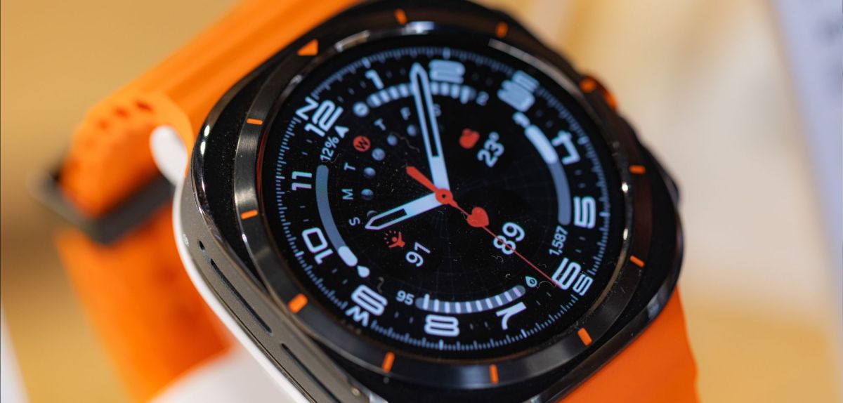 Samsung Galaxy Watch mit orangefarbenem Armband.