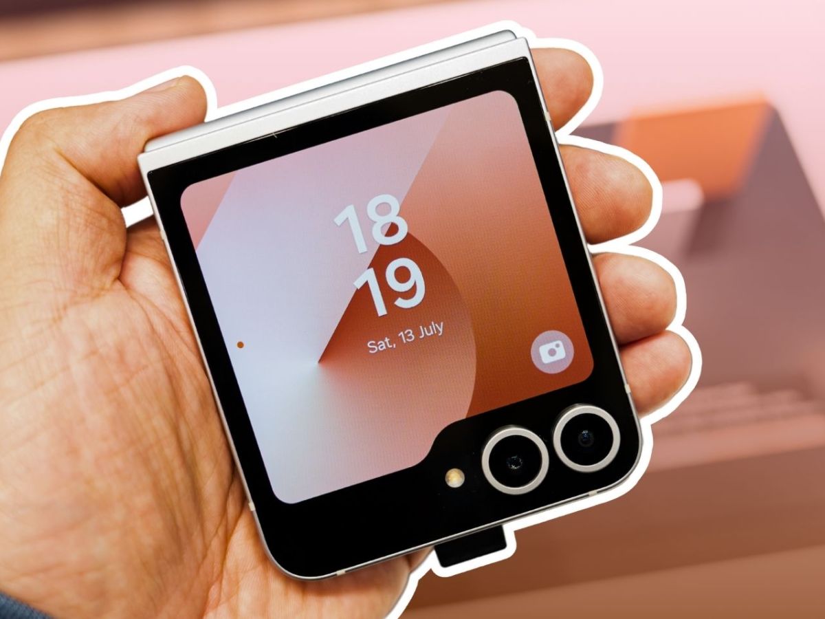 Person hält ein Samsung Galaxy Z Flip6.