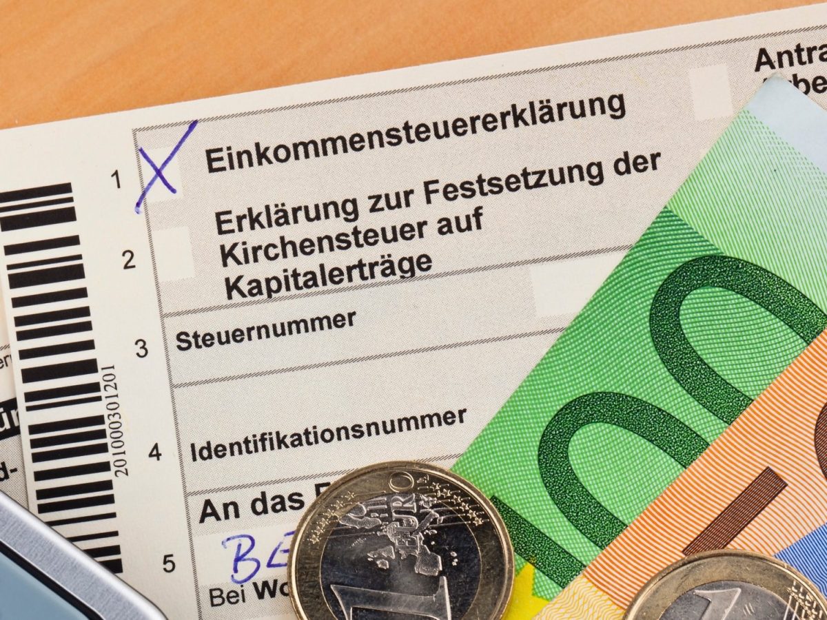Bogen für die Steuererklärung und Geldscheine