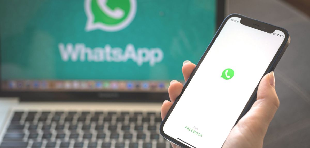 Anzeige eines Computers und eines Smartphones der WhatsApp-Anwendung.