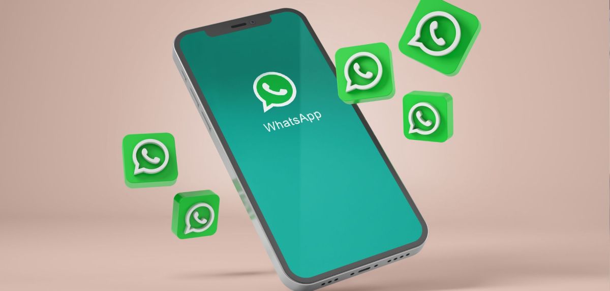 WhatsApp-Logo auf einem Smartphone-Bildschirm.