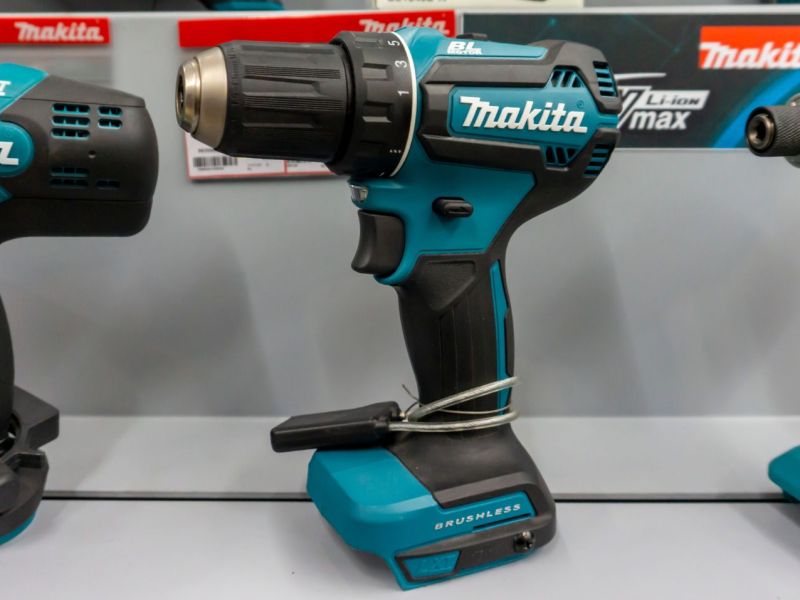 Drei Makita-Akkuschrauber in der Auslage eines Geschäfts. (Symbolbild)