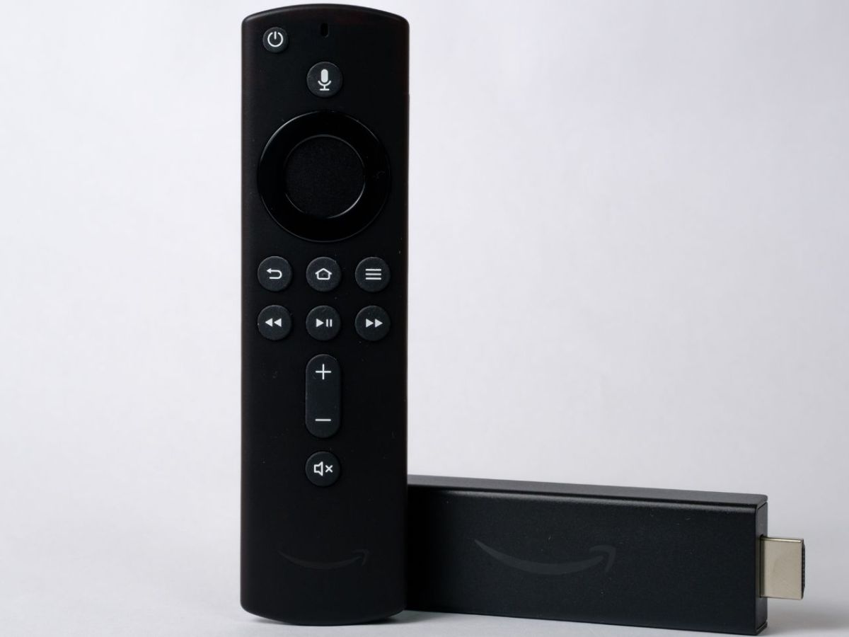 Amazon Fire TV Stick mit Fernbedienung.