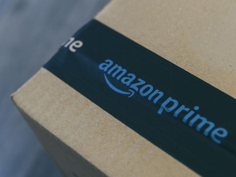 Amazon Prime-Logo auf einem Karton.
