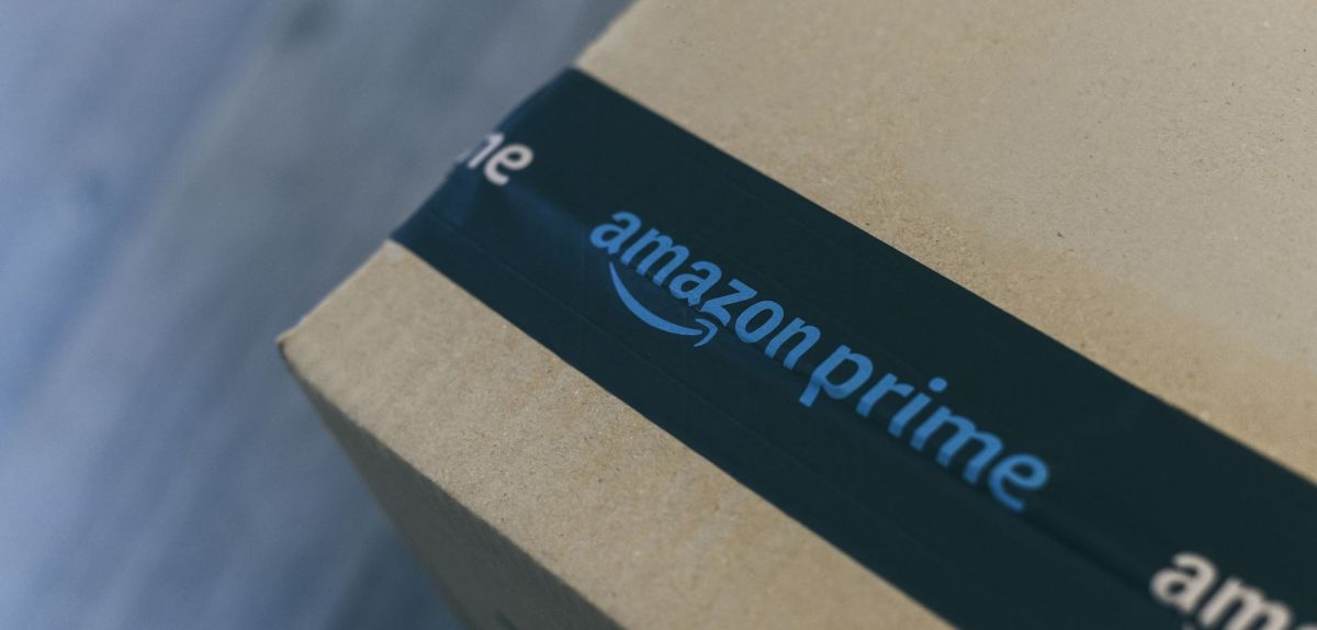 Amazon Prime-Logo auf einem Karton.