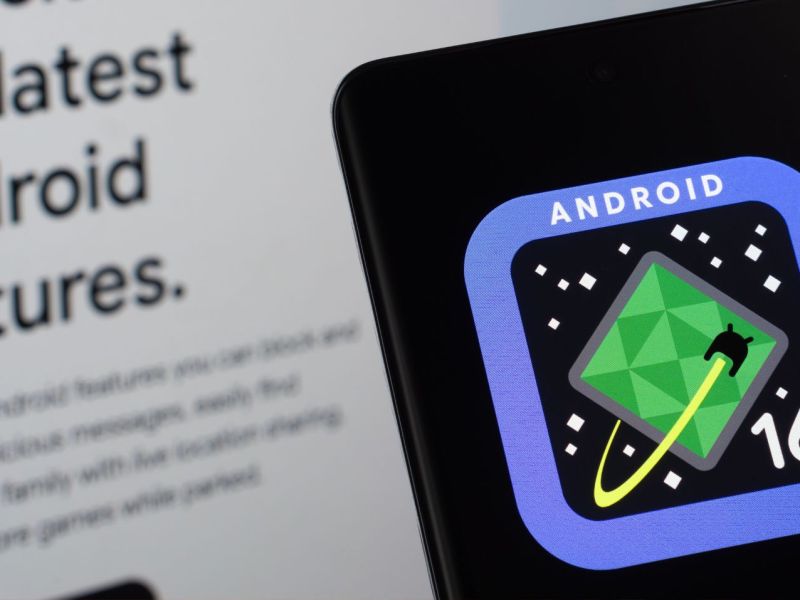 Android 16-Logo auf einem Smartphone.