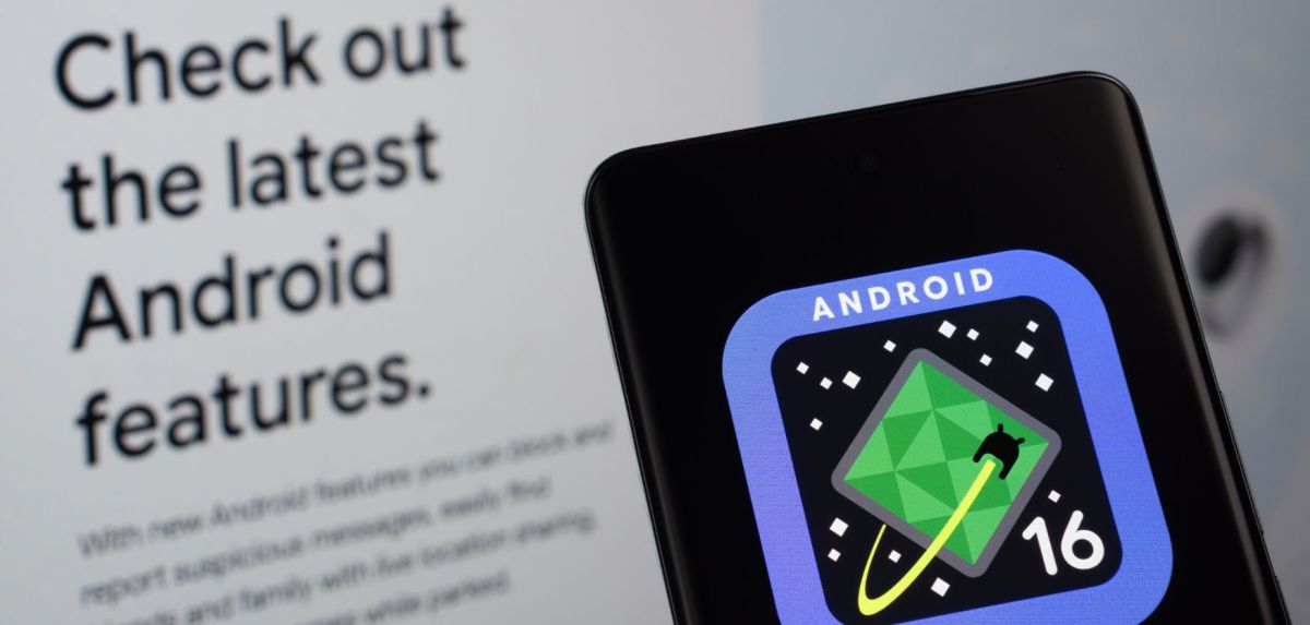 Android 16-Logo auf einem Smartphone.