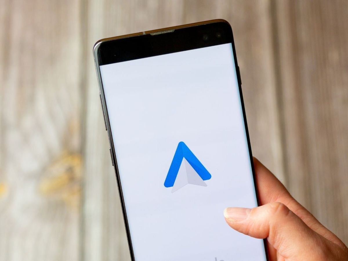 Android Auto-App wird auf einem Handy angezeigt.
