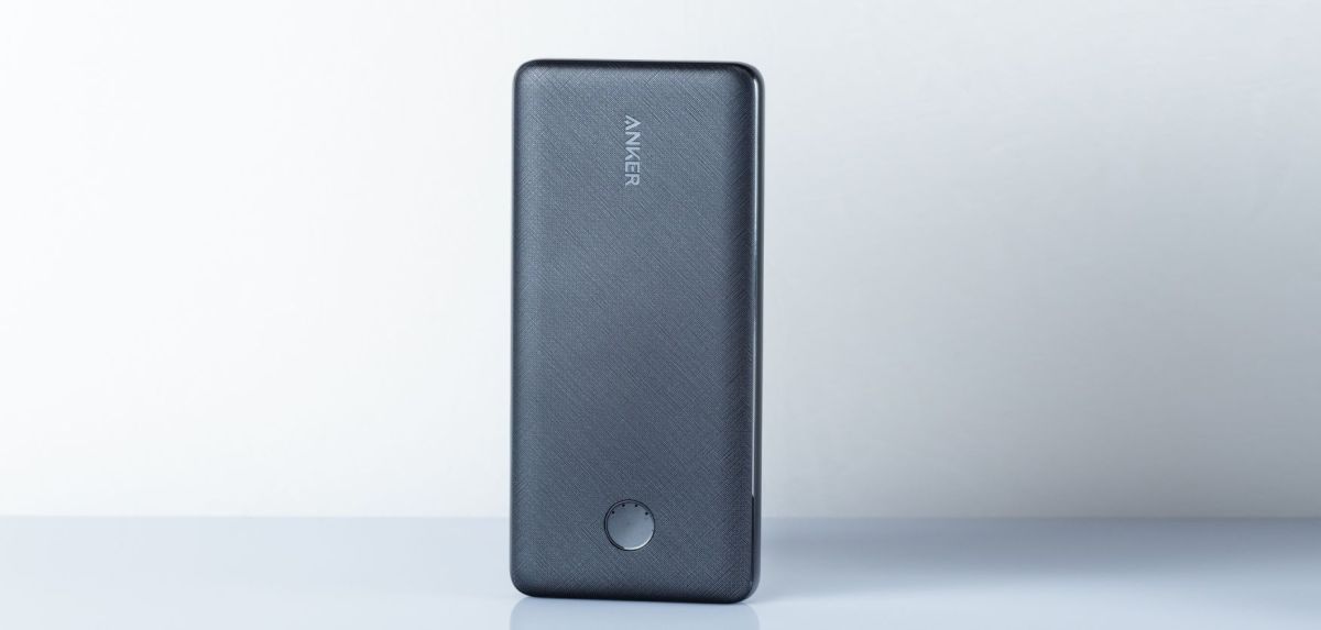 Powerbank vor neutralem Hintergrund.