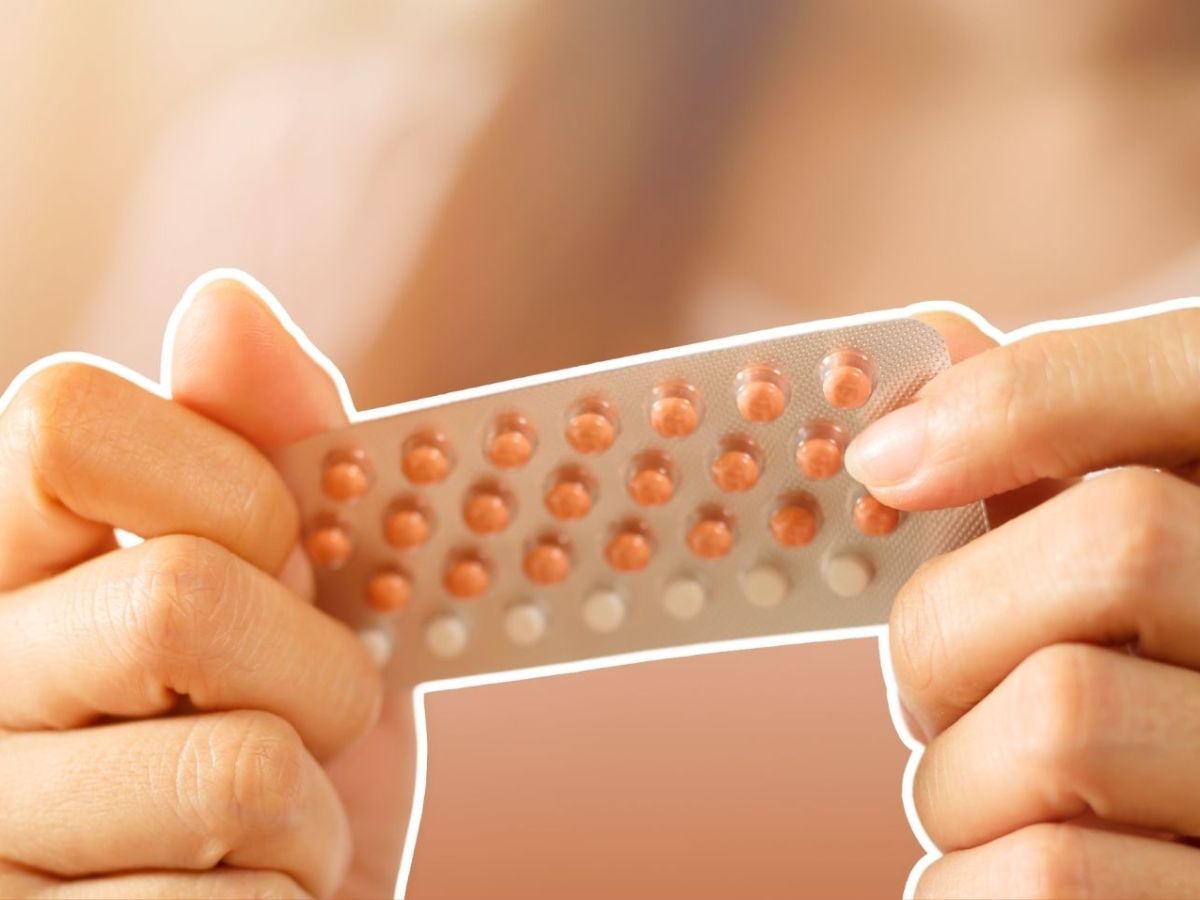 Frau hält Streifen mit Antibabypille