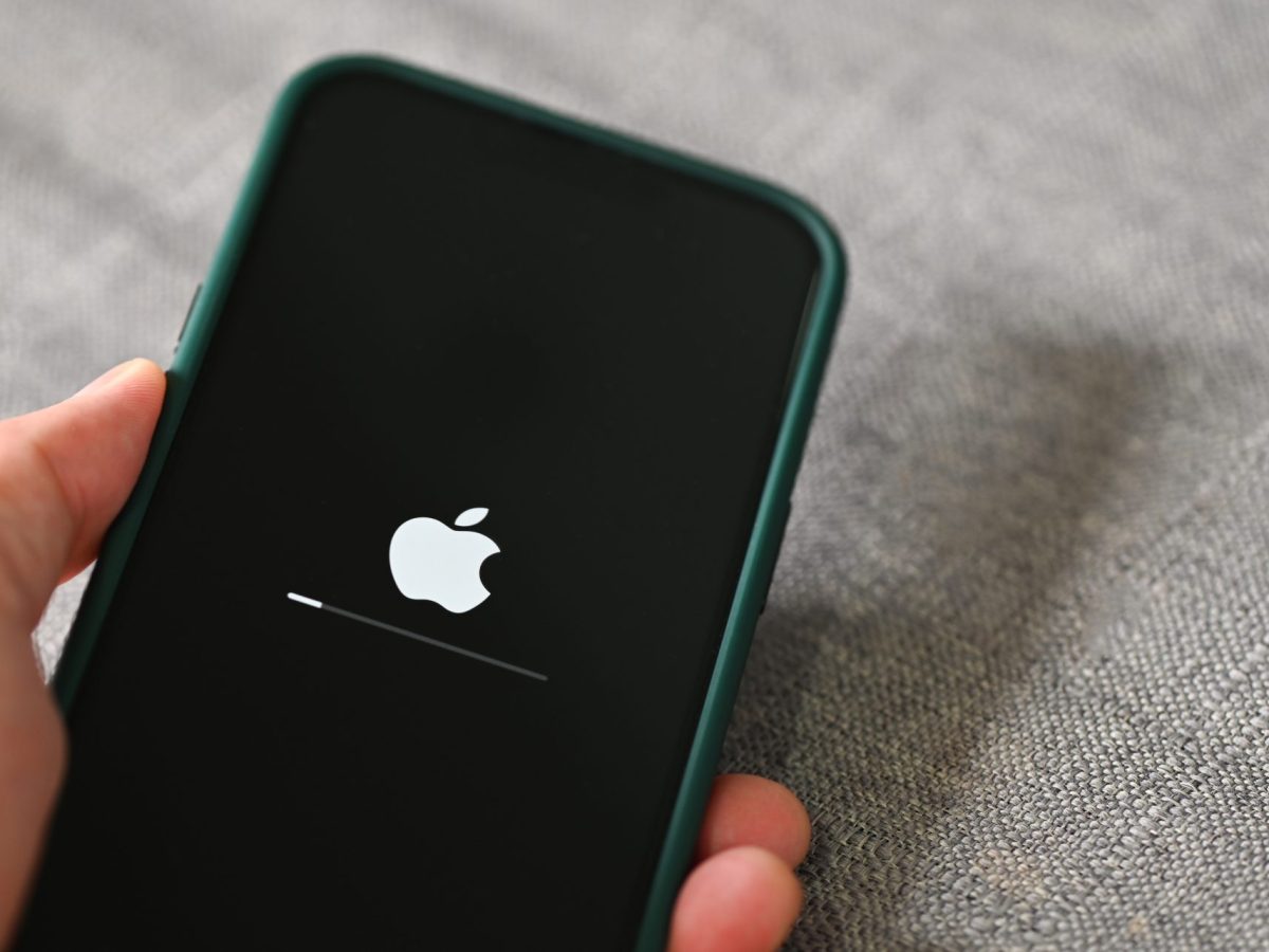 iPhone, das in einer Hand gehalten wird.