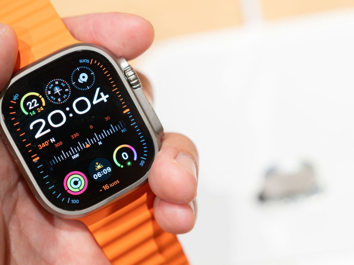 Person hält Apple Watch Ultra in der Hand