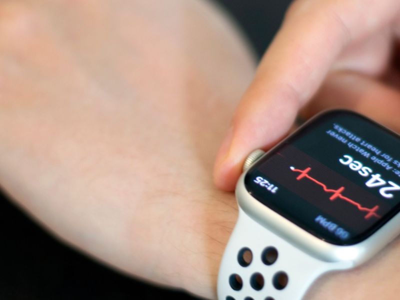 Apple Watch wird bedient.