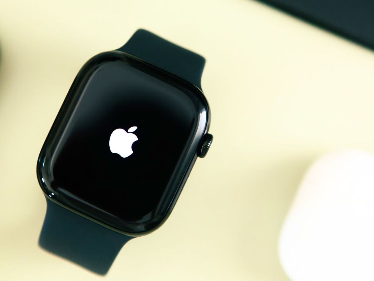 Apple Watch mit Apple-Logo auf dem Display.