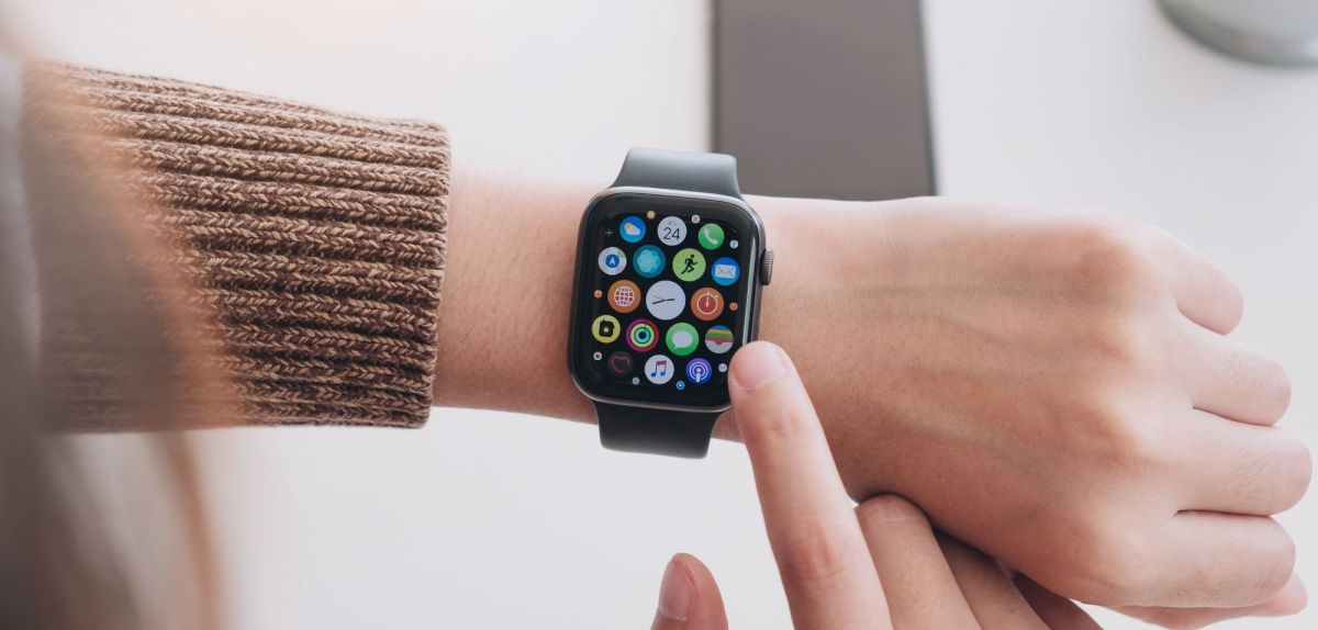 Apple Watch am Handgelenk.