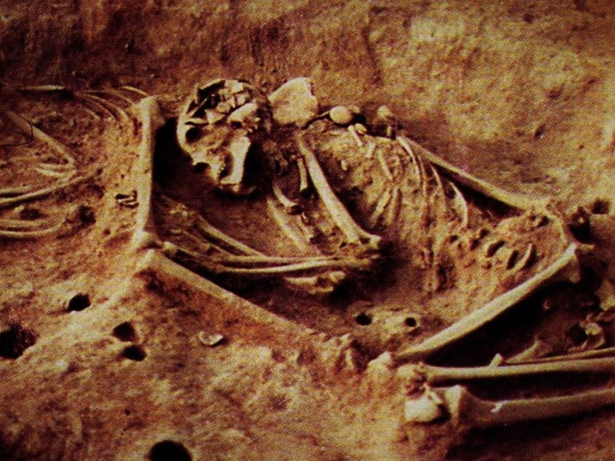 Skelette zweier Jäger- und Sammlerindividuen, die in der archäologischen Stätte von Checua (Bogotá Altiplano) ausgegraben wurden
