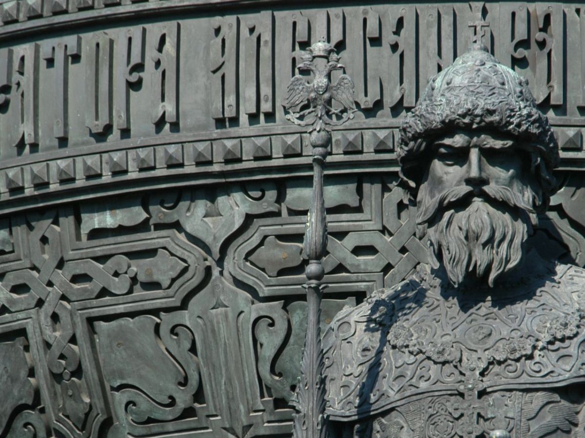 Ivan III. als Statue, die mit dem archäologischen Fund verbunden ist.