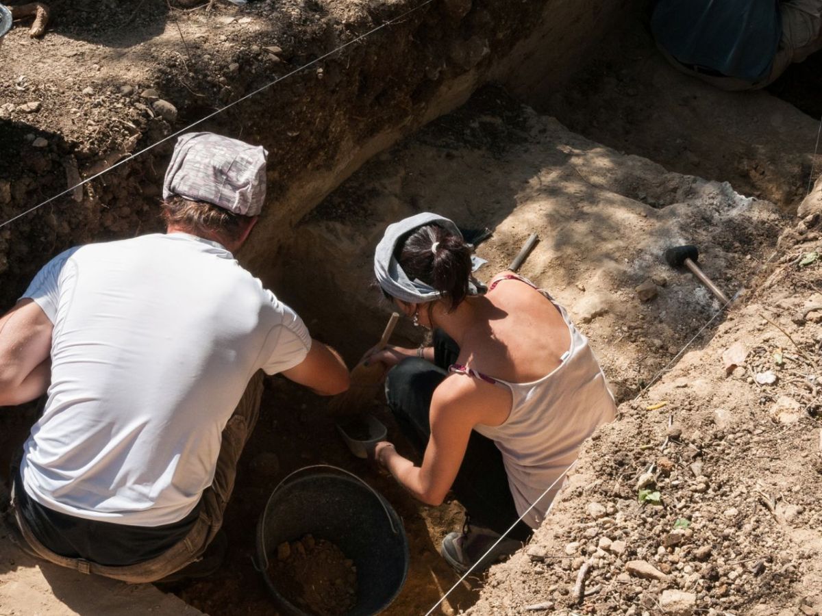 Forscher untersuchen einen archäologischen Fund.