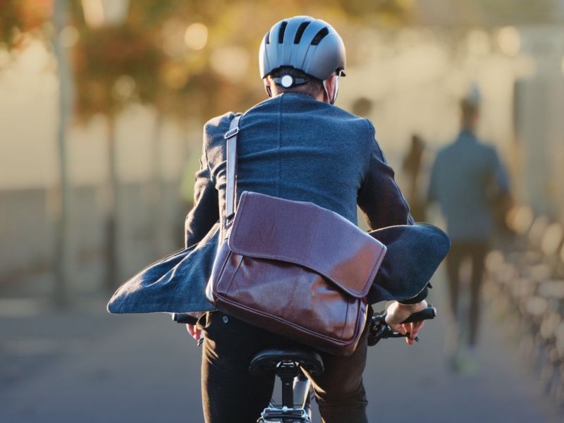Person auf einem Fahrrad, von hinten fotografiert.