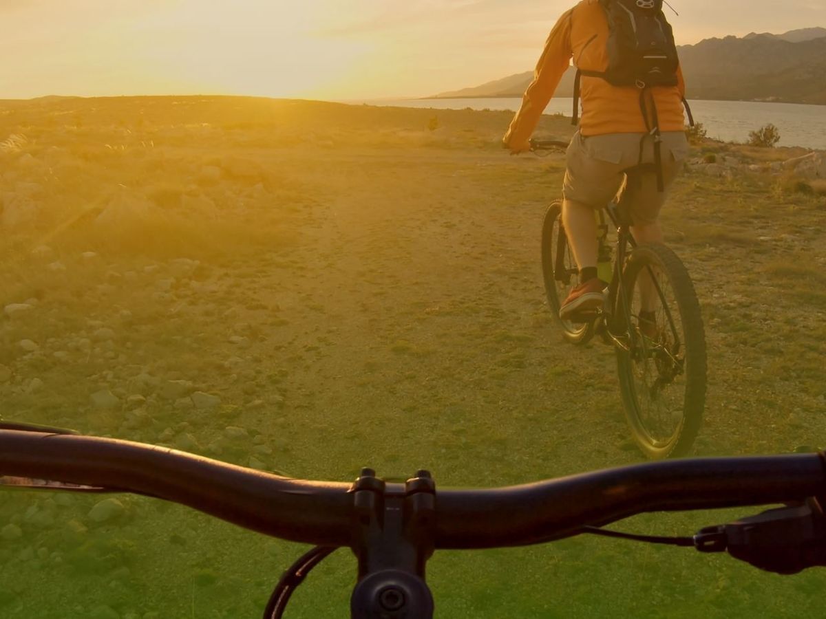 POV einer Person auf einem Fahrrad.