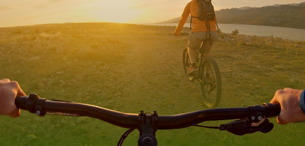POV einer Person auf einem Fahrrad.