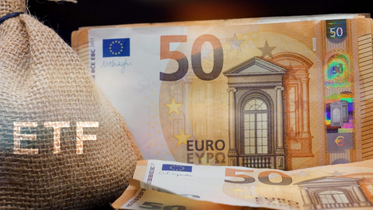 Ein Jutebeutel, auf dem ETF steht, und Euroscheine