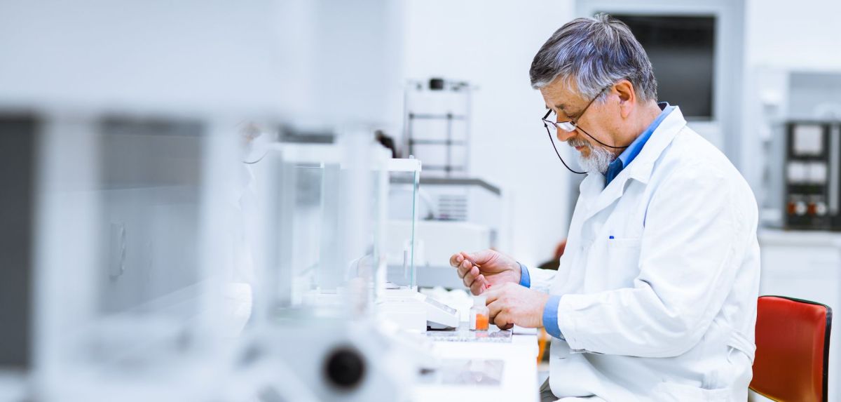 Forscher im Labor bei einer Probe-Analyse.