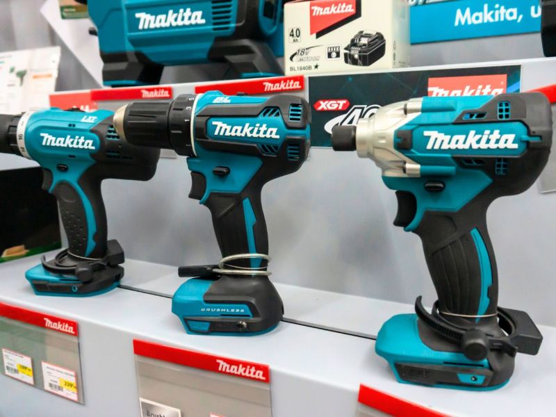 Makita Akku-Schlagschrauber in der Auslage eines Geschäfts.