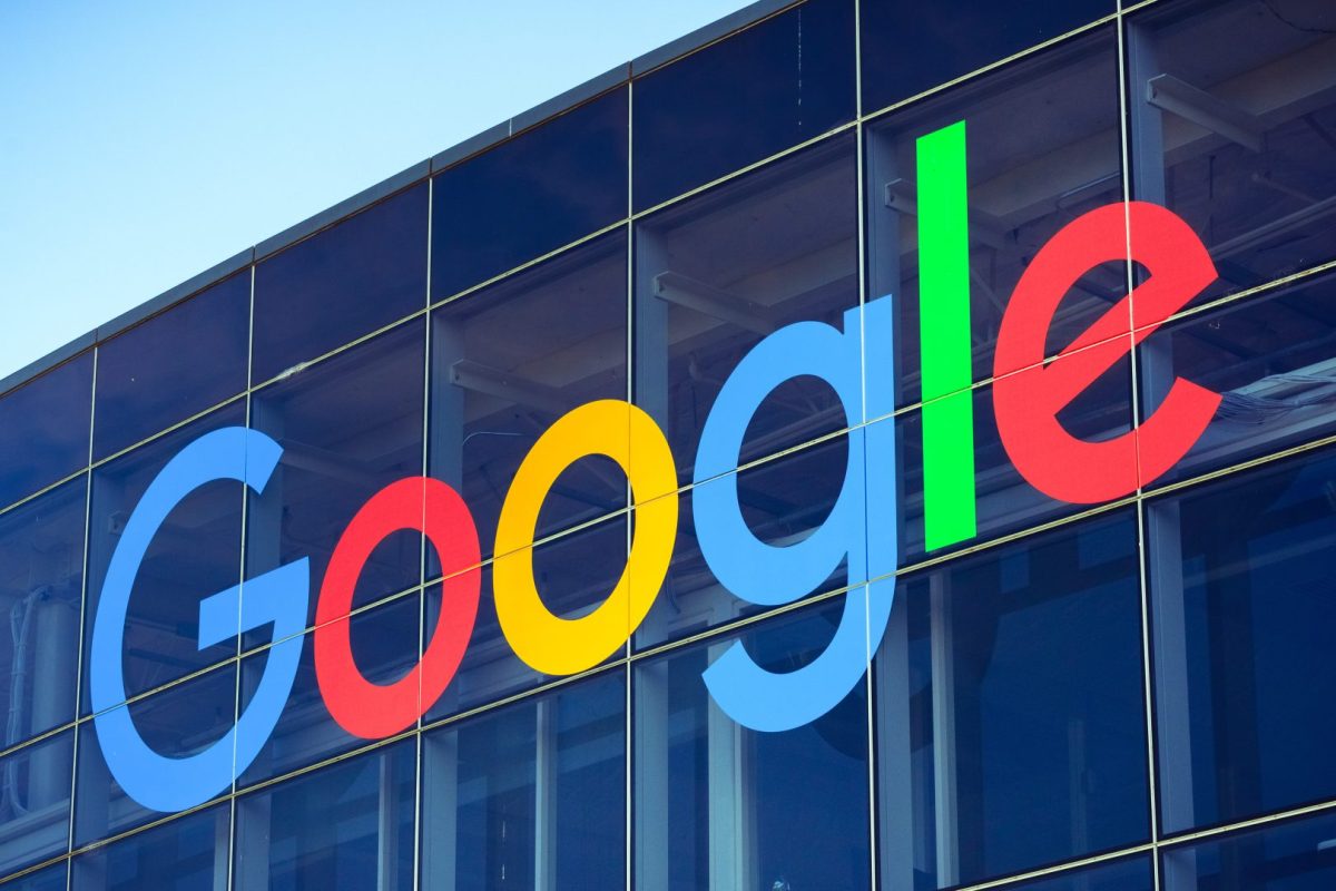 Google-Logo an einem Gebäude