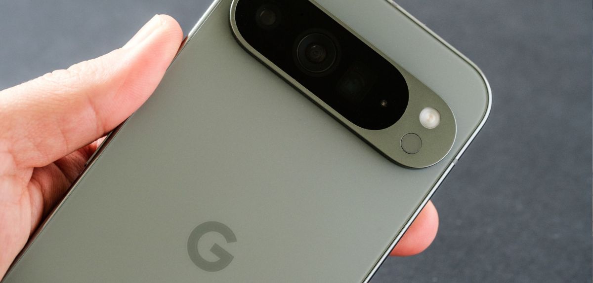 Person hält ein Google Pixel-Handy in der Hand