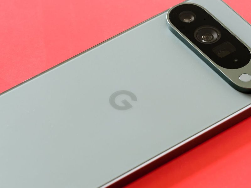 Google Pixel 9 auf rotem Untergrund.