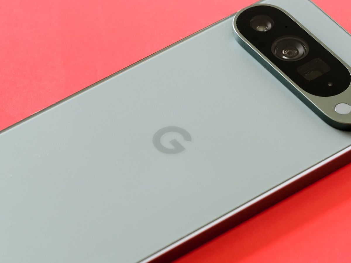 Google Pixel 9 auf rotem Untergrund.