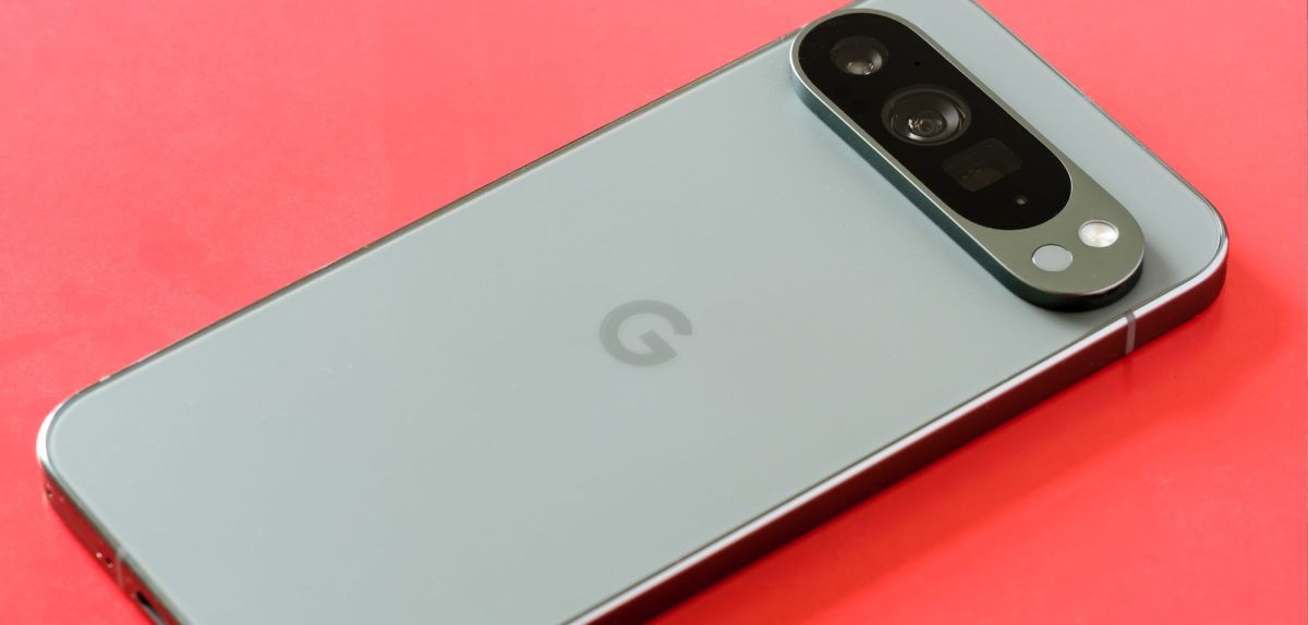 Google Pixel 9 auf rotem Untergrund.