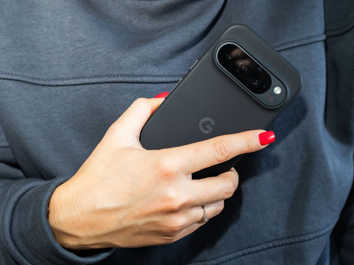 Person hält ein Google Pixel-Handy in der Hand.