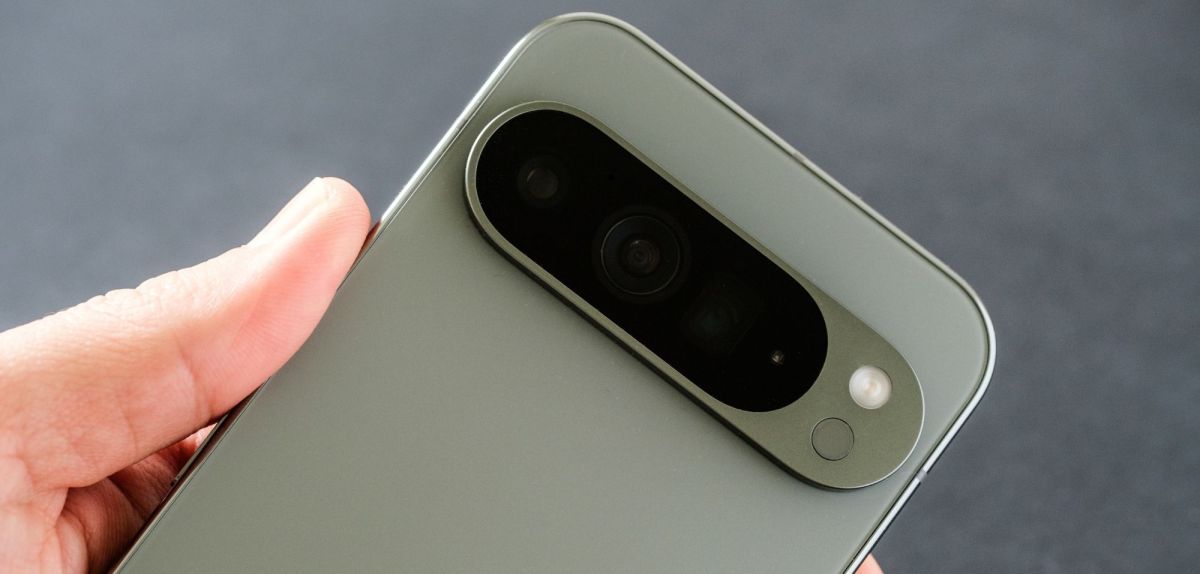 Ein Smartphone wird in der Hand gehalten.