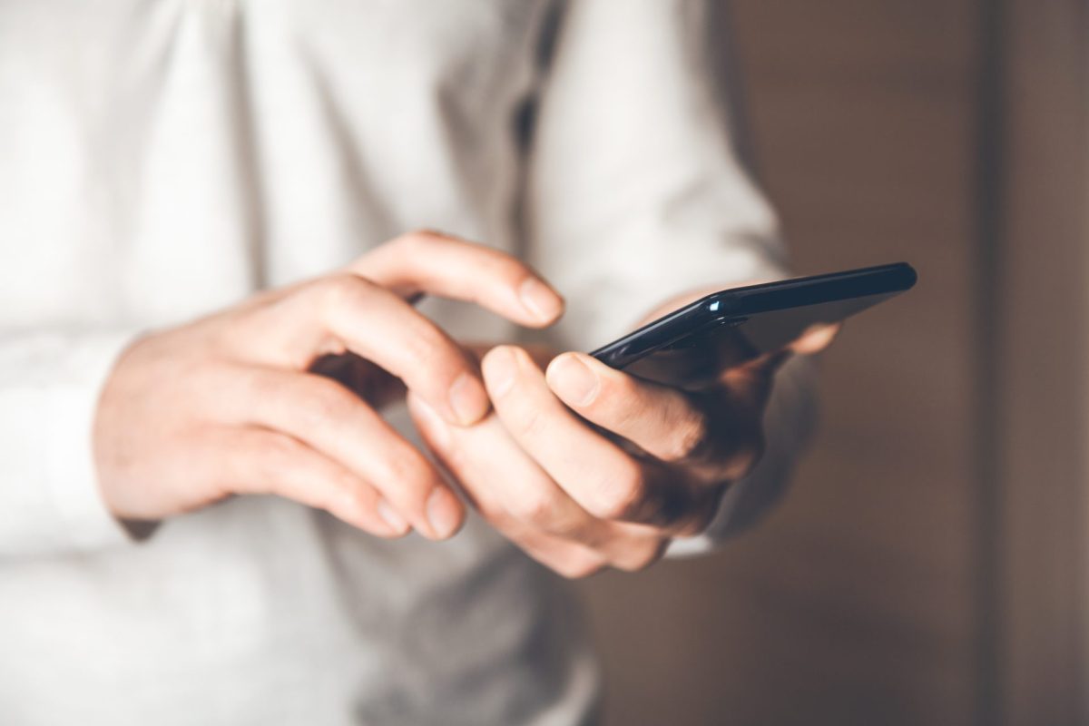 Person, die ein Handy in der Hand hält