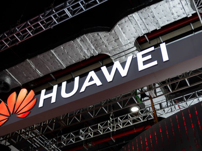 Huawei-Logo an einem Gebäude.