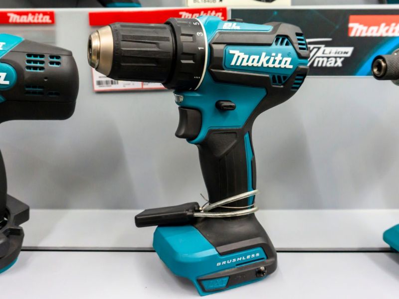 Drei Makita Akkuschrauber in der Auslage eines Geschäfts. (Symbolbild)