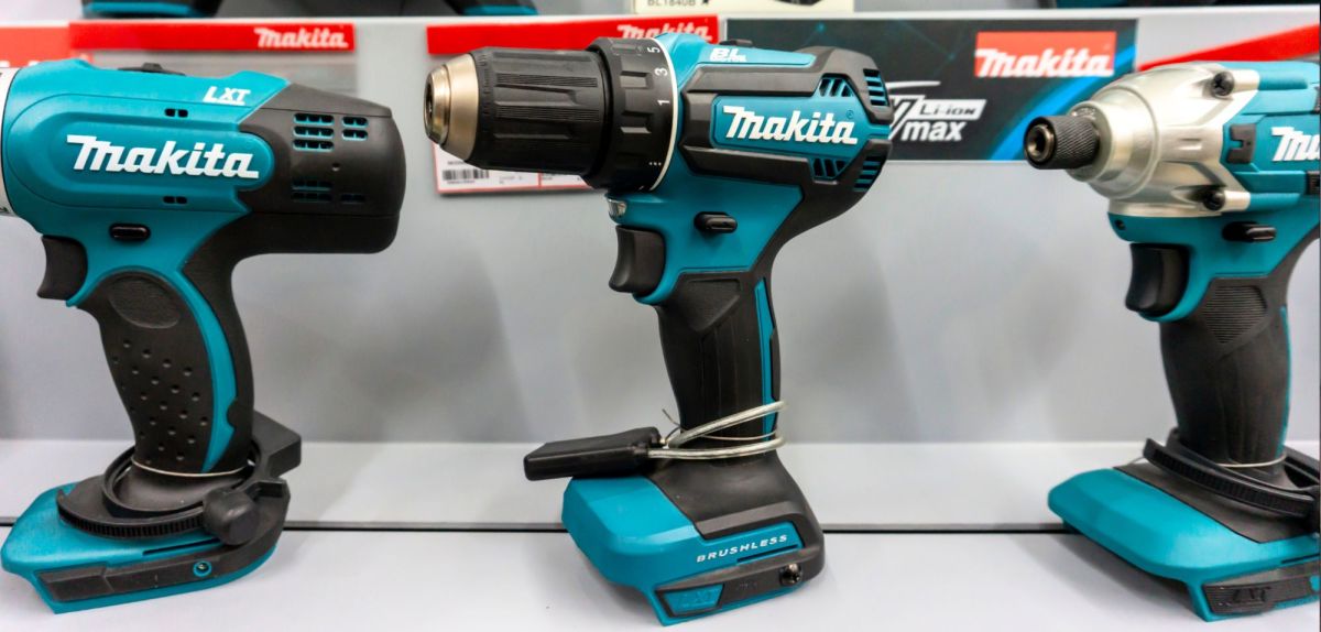Drei Makita Akkuschrauber in der Auslage eines Geschäfts. (Symbolbild)