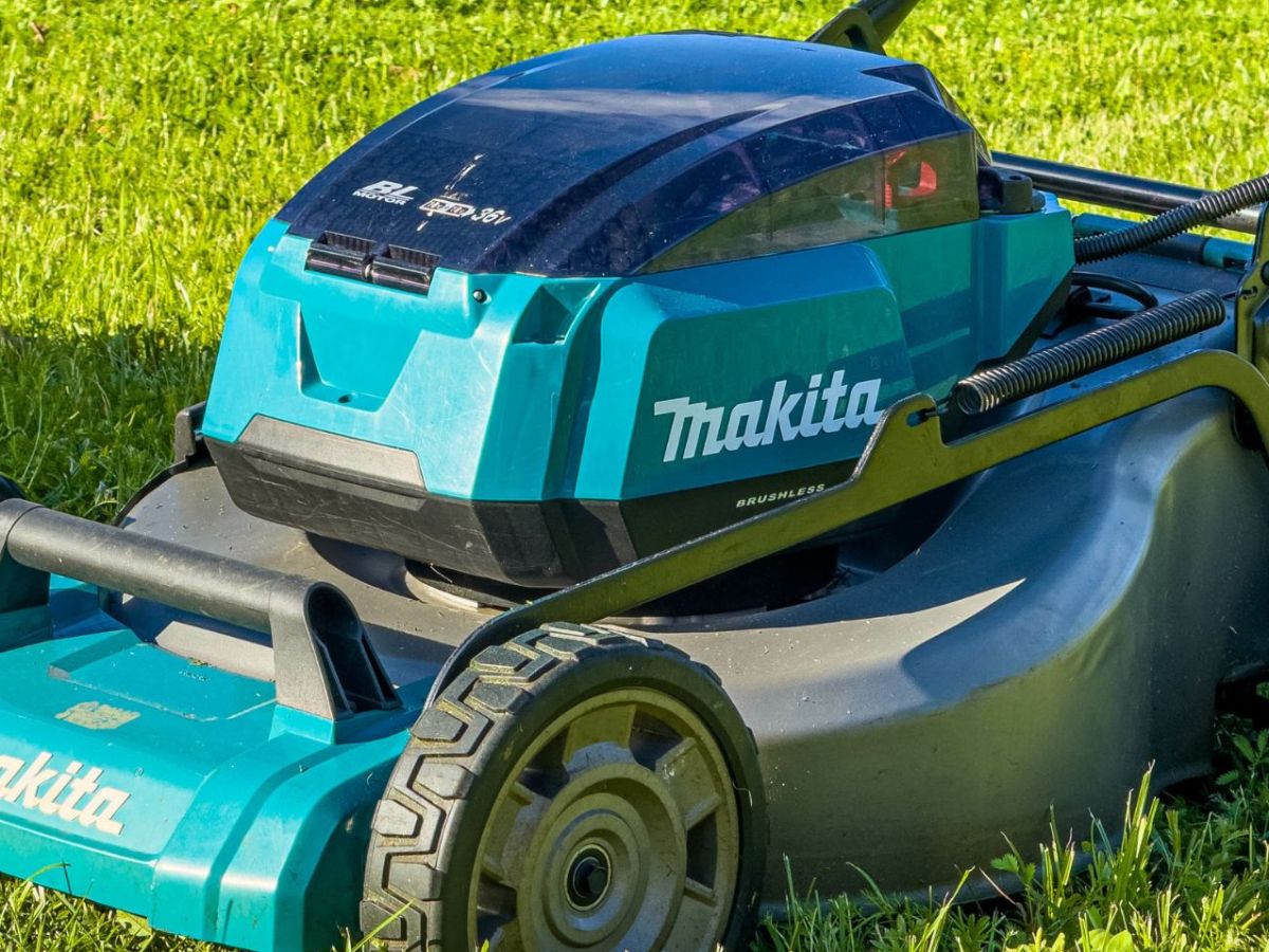 Makita Akku-Rasenmäher: Diese Ladezeit ist üblich