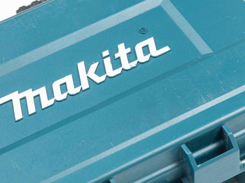 Koffer mit einem Makita-Logo darauf.
