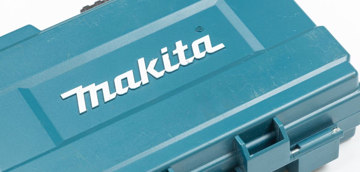 Koffer mit einem Makita-Logo darauf.